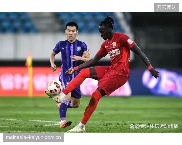 上海海港边路引援陷入两难，安佩姆表现不佳但轮换阵容深度不足。